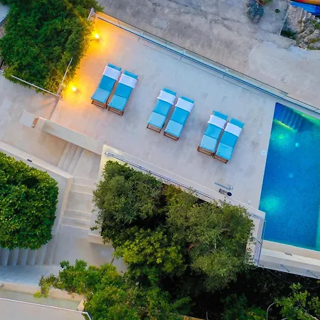 Villa Philippa - Luxurious Five-room - Idyllic Location - First Row To The Sea - Spectacular View Of The Sea Bay - Unforgettable Sunsets - 15 Minutes From Supetar Ferry Port - Free Parking - Private Pool *