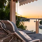 Philippa - Luxurious Five-room - Idyllic Location - First Row To The Sea - Spectacular View Of The Sea Bay - Unforgettable Sunsets - 15 Minutes From Supetar Ferry Port - Free Parking - Private Heated Pool