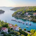 Philippa - Luxurious Five-room - Idyllic Location - First Row To The Sea - Spectacular View Of The Sea Bay - Unforgettable Sunsets - 15 Minutes From Supetar Ferry Port - Free Parking - Private Heated Pool Villa Sutivan
