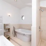 Villa Philippa - Luxurious Five-room - Idyllic Location - First Row To The Sea - Spectacular View Of The Sea Bay - Unforgettable Sunsets - 15 Minutes From Supetar Ferry Port - Free Parking - Private Heated Pool *