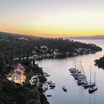 Villa Philippa - Luxurious Five-room - Idyllic Location - First Row To The Sea - Spectacular View Of The Sea Bay - Unforgettable Sunsets - 15 Minutes From Supetar Ferry Port - Free Parking - Private Heated Pool