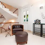 Philippa - Luxurious Five-room - Idyllic Location - First Row To The Sea - Spectacular View Of The Sea Bay - Unforgettable Sunsets - 15 Minutes From Supetar Ferry Port - Free Parking - Private Heated Pool