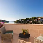 Villa Philippa - Luxurious Five-room - Idyllic Location - First Row To The Sea - Spectacular View Of The Sea Bay - Unforgettable Sunsets - 15 Minutes From Supetar Ferry Port - Free Parking - Private Heated Pool Sutivan