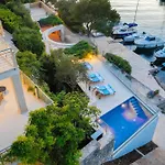 Villa Philippa - Luxurious Five-room - Idyllic Location - First Row To The Sea - Spectacular View Of The Sea Bay - Unforgettable Sunsets - 15 Minutes From Supetar Ferry Port - Free Parking - Private Heated Pool Sutivan