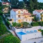 Philippa - Luxurious Five-room - Idyllic Location - First Row To The Sea - Spectacular View Of The Sea Bay - Unforgettable Sunsets - 15 Minutes From Supetar Ferry Port - Free Parking - Private Heated Pool Sutivan