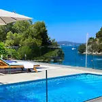 Philippa - Luxurious Five-room - Idyllic Location - First Row To The Sea - Spectacular View Of The Sea Bay - Unforgettable Sunsets - 15 Minutes From Supetar Ferry Port - Free Parking - Private Heated Pool Sutivan
