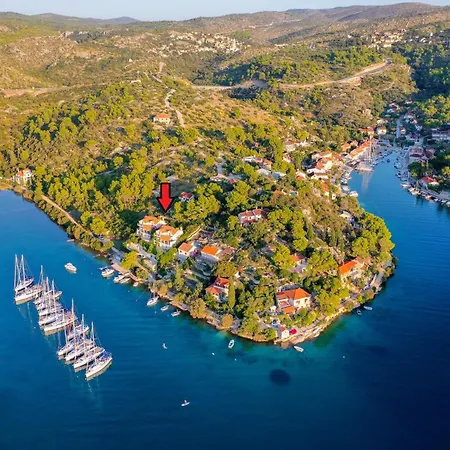 Philippa - Luxurious Five-room - Idyllic Location - First Row To The Sea - Spectacular View Of The Sea Bay - Unforgettable Sunsets - 15 Minutes From Supetar Ferry Port - Free Parking - Private Pool
