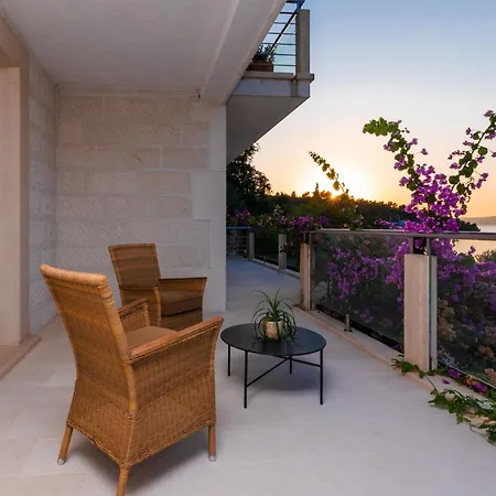Villa Philippa - Luxurious Five-room - Idyllic Location - First Row To The Sea - Spectacular View Of The Sea Bay - Unforgettable Sunsets - 15 Minutes From Supetar Ferry Port - Free Parking - Private Heated Pool Sutivan