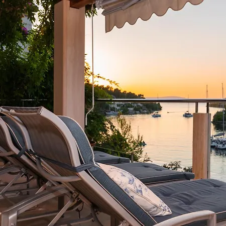 Philippa - Luxurious Five-room - Idyllic Location - First Row To The Sea - Spectacular View Of The Sea Bay - Unforgettable Sunsets - 15 Minutes From Supetar Ferry Port - Free Parking - Private Pool