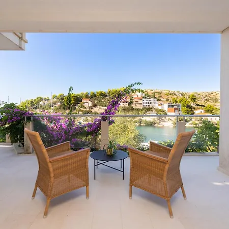 Villa Philippa - Luxurious Five-room - Idyllic Location - First Row To The Sea - Spectacular View Of The Sea Bay - Unforgettable Sunsets - 15 Minutes From Supetar Ferry Port - Free Parking - Private Heated Pool