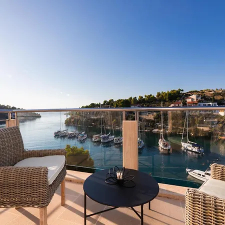 Philippa - Luxurious Five-room - Idyllic Location - First Row To The Sea - Spectacular View Of The Sea Bay - Unforgettable Sunsets - 15 Minutes From Supetar Ferry Port - Free Parking - Private Pool Sutivan