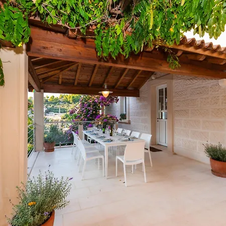 Philippa - Luxurious Five-room - Idyllic Location - First Row To The Sea - Spectacular View Of The Sea Bay - Unforgettable Sunsets - 15 Minutes From Supetar Ferry Port - Free Parking - Private Heated Pool Sutivan