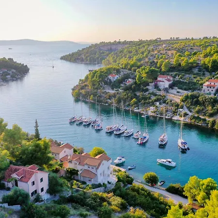 Philippa - Luxurious Five-room - Idyllic Location - First Row To The Sea - Spectacular View Of The Sea Bay - Unforgettable Sunsets - 15 Minutes From Supetar Ferry Port - Free Parking - Private Heated Pool Villa Sutivan
