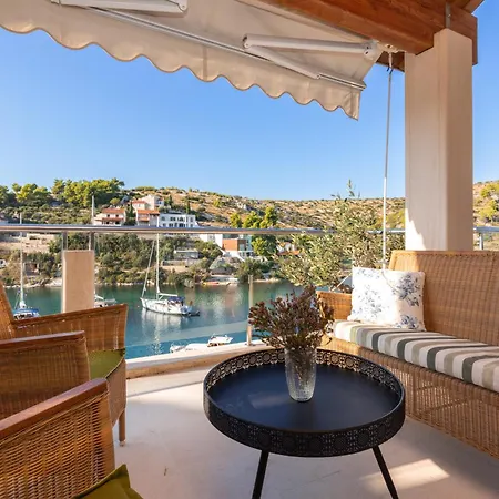 Philippa - Luxurious Five-room - Idyllic Location - First Row To The Sea - Spectacular View Of The Sea Bay - Unforgettable Sunsets - 15 Minutes From Supetar Ferry Port - Free Parking - Private Pool