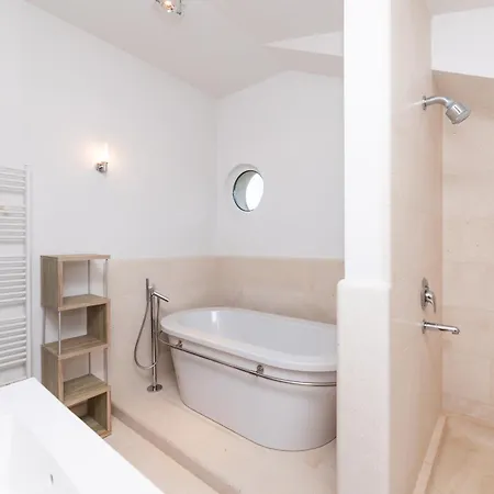 Villa Philippa - Luxurious Five-room - Idyllic Location - First Row To The Sea - Spectacular View Of The Sea Bay - Unforgettable Sunsets - 15 Minutes From Supetar Ferry Port - Free Parking - Private Heated Pool *