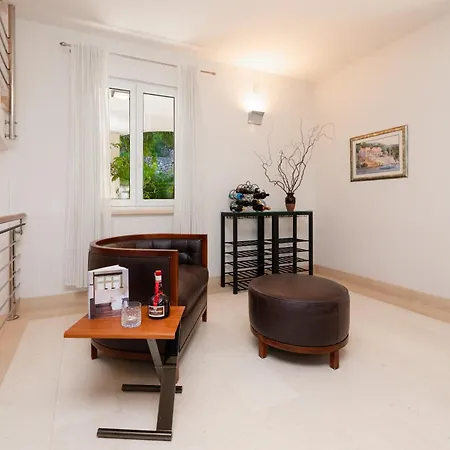 Villa Philippa - Luxurious Five-room - Idyllic Location - First Row To The Sea - Spectacular View Of The Sea Bay - Unforgettable Sunsets - 15 Minutes From Supetar Ferry Port - Free Parking - Private Heated Pool Sutivan