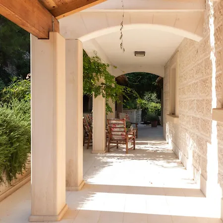 Philippa - Luxurious Five-room - Idyllic Location - First Row To The Sea - Spectacular View Of The Sea Bay - Unforgettable Sunsets - 15 Minutes From Supetar Ferry Port - Free Parking - Private Heated Pool Villa *