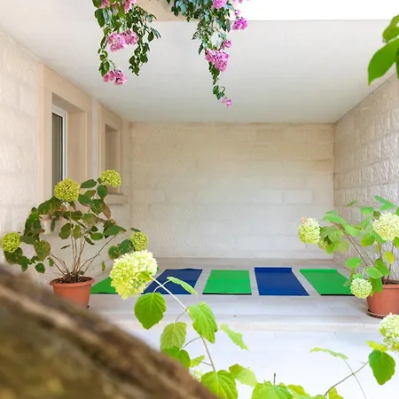 Vila Philippa - Luxurious Five-room - Idyllic Location - First Row To The Sea - Spectacular View Of The Sea Bay - Unforgettable Sunsets - 15 Minutes From Supetar Ferry Port - Free Parking - Private Pool *