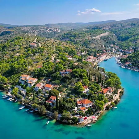 Philippa - Luxurious Five-room - Idyllic Location - First Row To The Sea - Spectacular View Of The Sea Bay - Unforgettable Sunsets - 15 Minutes From Supetar Ferry Port - Free Parking - Private Pool * Sutivan