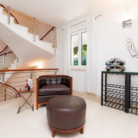 Philippa - Luxurious Five-room - Idyllic Location - First Row To The Sea - Spectacular View Of The Sea Bay - Unforgettable Sunsets - 15 Minutes From Supetar Ferry Port - Free Parking - Private Pool
