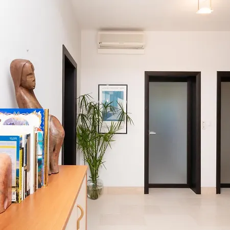 Philippa - Luxurious Five-room - Idyllic Location - First Row To The Sea - Spectacular View Of The Sea Bay - Unforgettable Sunsets - 15 Minutes From Supetar Ferry Port - Free Parking - Private Heated Pool Villa