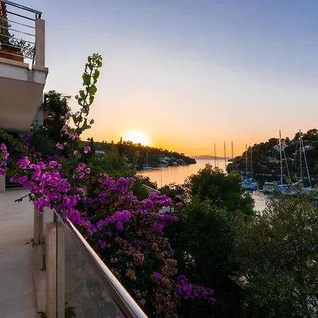 Philippa - Luxurious Five-room - Idyllic Location - First Row To The Sea - Spectacular View Of The Sea Bay - Unforgettable Sunsets - 15 Minutes From Supetar Ferry Port - Free Parking - Private Heated Pool Villa *
