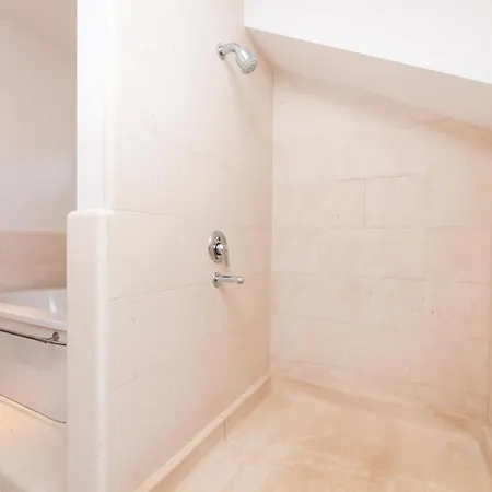 Villa Philippa - Luxurious Five-room - Idyllic Location - First Row To The Sea - Spectacular View Of The Sea Bay - Unforgettable Sunsets - 15 Minutes From Supetar Ferry Port - Free Parking - Private Heated Pool *