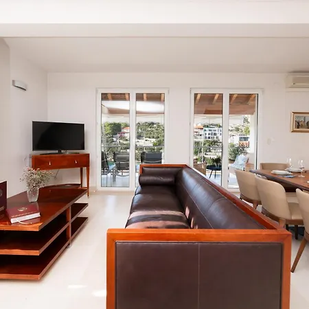 Villa Philippa - Luxurious Five-room - Idyllic Location - First Row To The Sea - Spectacular View Of The Sea Bay - Unforgettable Sunsets - 15 Minutes From Supetar Ferry Port - Free Parking - Private Heated Pool Sutivan