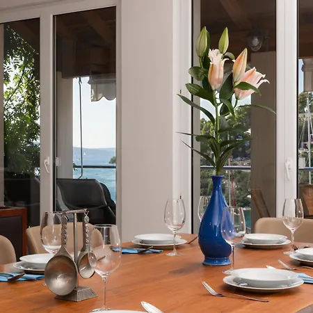 Philippa - Luxurious Five-room - Idyllic Location - First Row To The Sea - Spectacular View Of The Sea Bay - Unforgettable Sunsets - 15 Minutes From Supetar Ferry Port - Free Parking - Private Pool *