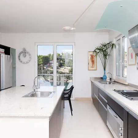 Philippa - Luxurious Five-room - Idyllic Location - First Row To The Sea - Spectacular View Of The Sea Bay - Unforgettable Sunsets - 15 Minutes From Supetar Ferry Port - Free Parking - Private Pool * Sutivan