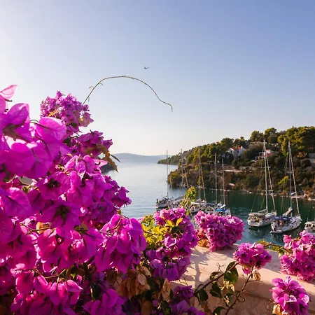 Philippa - Luxurious Five-room - Idyllic Location - First Row To The Sea - Spectacular View Of The Sea Bay - Unforgettable Sunsets - 15 Minutes From Supetar Ferry Port - Free Parking - Private Pool Villa