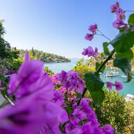 Vila Philippa - Luxurious Five-room - Idyllic Location - First Row To The Sea - Spectacular View Of The Sea Bay - Unforgettable Sunsets - 15 Minutes From Supetar Ferry Port - Free Parking - Private Pool