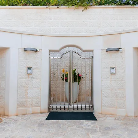 Villa Philippa - Luxurious Five-room - Idyllic Location - First Row To The Sea - Spectacular View Of The Sea Bay - Unforgettable Sunsets - 15 Minutes From Supetar Ferry Port - Free Parking - Private Pool *