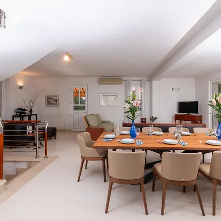 Philippa - Luxurious Five-room - Idyllic Location - First Row To The Sea - Spectacular View Of The Sea Bay - Unforgettable Sunsets - 15 Minutes From Supetar Ferry Port - Free Parking - Private Heated Pool Villa Sutivan