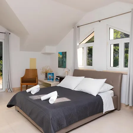 Villa Philippa - Luxurious Five-room - Idyllic Location - First Row To The Sea - Spectacular View Of The Sea Bay - Unforgettable Sunsets - 15 Minutes From Supetar Ferry Port - Free Parking - Private Heated Pool Sutivan