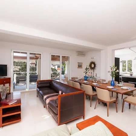 Philippa - Luxurious Five-room - Idyllic Location - First Row To The Sea - Spectacular View Of The Sea Bay - Unforgettable Sunsets - 15 Minutes From Supetar Ferry Port - Free Parking - Private Heated Pool *