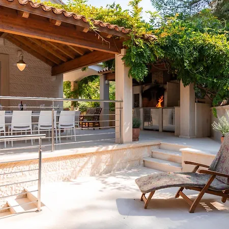 Philippa - Luxurious Five-room - Idyllic Location - First Row To The Sea - Spectacular View Of The Sea Bay - Unforgettable Sunsets - 15 Minutes From Supetar Ferry Port - Free Parking - Private Pool * Sutivan