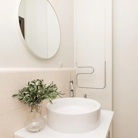 Philippa - Luxurious Five-room - Idyllic Location - First Row To The Sea - Spectacular View Of The Sea Bay - Unforgettable Sunsets - 15 Minutes From Supetar Ferry Port - Free Parking - Private Heated Pool