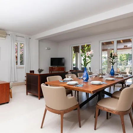 Philippa - Luxurious Five-room - Idyllic Location - First Row To The Sea - Spectacular View Of The Sea Bay - Unforgettable Sunsets - 15 Minutes From Supetar Ferry Port - Free Parking - Private Heated Pool Villa