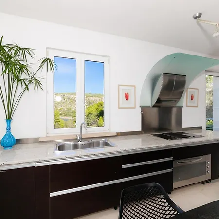 Villa Philippa - Luxurious Five-room - Idyllic Location - First Row To The Sea - Spectacular View Of The Sea Bay - Unforgettable Sunsets - 15 Minutes From Supetar Ferry Port - Free Parking - Private Pool