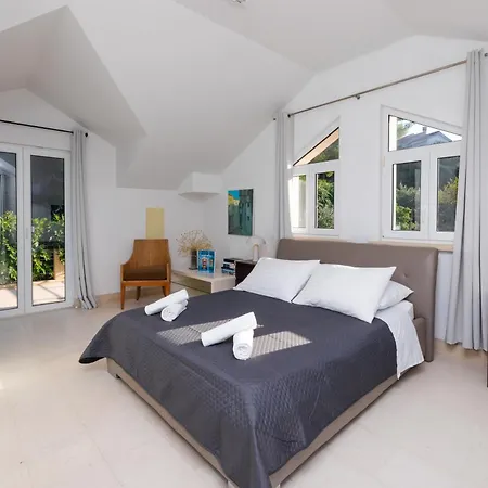 Vila Philippa - Luxurious Five-room - Idyllic Location - First Row To The Sea - Spectacular View Of The Sea Bay - Unforgettable Sunsets - 15 Minutes From Supetar Ferry Port - Free Parking - Private Pool *