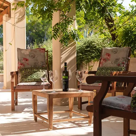 Philippa - Luxurious Five-room - Idyllic Location - First Row To The Sea - Spectacular View Of The Sea Bay - Unforgettable Sunsets - 15 Minutes From Supetar Ferry Port - Free Parking - Private Heated Pool Villa *
