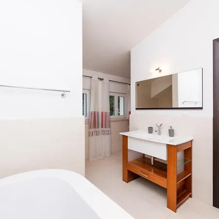 Philippa - Luxurious Five-room - Idyllic Location - First Row To The Sea - Spectacular View Of The Sea Bay - Unforgettable Sunsets - 15 Minutes From Supetar Ferry Port - Free Parking - Private Heated Pool Villa Sutivan