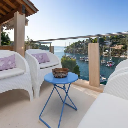 Philippa - Luxurious Five-room - Idyllic Location - First Row To The Sea - Spectacular View Of The Sea Bay - Unforgettable Sunsets - 15 Minutes From Supetar Ferry Port - Free Parking - Private Pool Sutivan