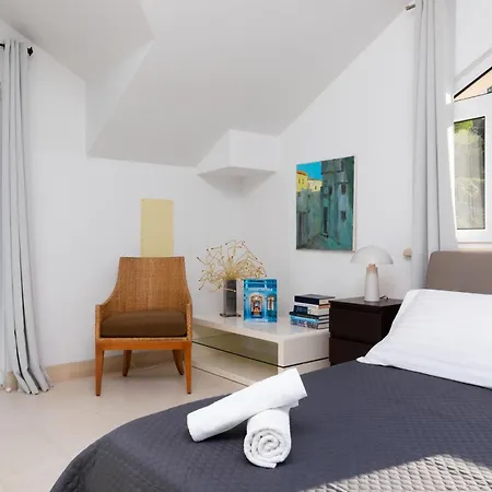 Vila Philippa - Luxurious Five-room - Idyllic Location - First Row To The Sea - Spectacular View Of The Sea Bay - Unforgettable Sunsets - 15 Minutes From Supetar Ferry Port - Free Parking - Private Pool