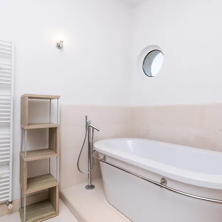 Philippa - Luxurious Five-room - Idyllic Location - First Row To The Sea - Spectacular View Of The Sea Bay - Unforgettable Sunsets - 15 Minutes From Supetar Ferry Port - Free Parking - Private Heated Pool Sutivan