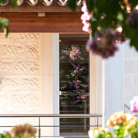 Philippa - Luxurious Five-room - Idyllic Location - First Row To The Sea - Spectacular View Of The Sea Bay - Unforgettable Sunsets - 15 Minutes From Supetar Ferry Port - Free Parking - Private Pool Villa *