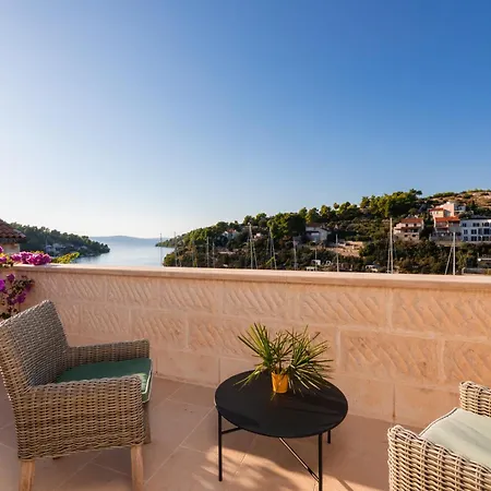 Villa Philippa - Luxurious Five-room - Idyllic Location - First Row To The Sea - Spectacular View Of The Sea Bay - Unforgettable Sunsets - 15 Minutes From Supetar Ferry Port - Free Parking - Private Heated Pool Sutivan