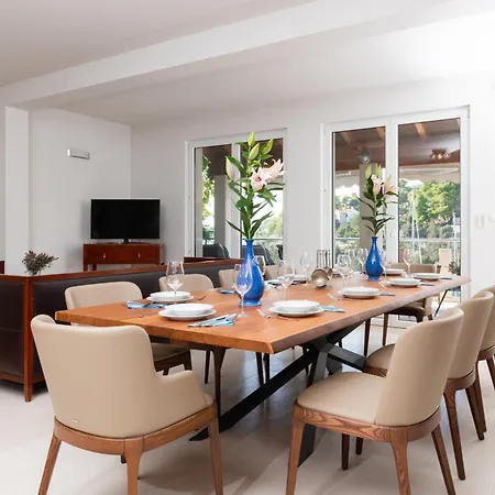 Philippa - Luxurious Five-room - Idyllic Location - First Row To The Sea - Spectacular View Of The Sea Bay - Unforgettable Sunsets - 15 Minutes From Supetar Ferry Port - Free Parking - Private Heated Pool Sutivan