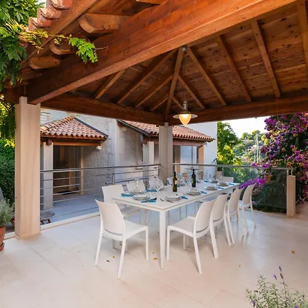 Philippa - Luxurious Five-room - Idyllic Location - First Row To The Sea - Spectacular View Of The Sea Bay - Unforgettable Sunsets - 15 Minutes From Supetar Ferry Port - Free Parking - Private Pool Villa *